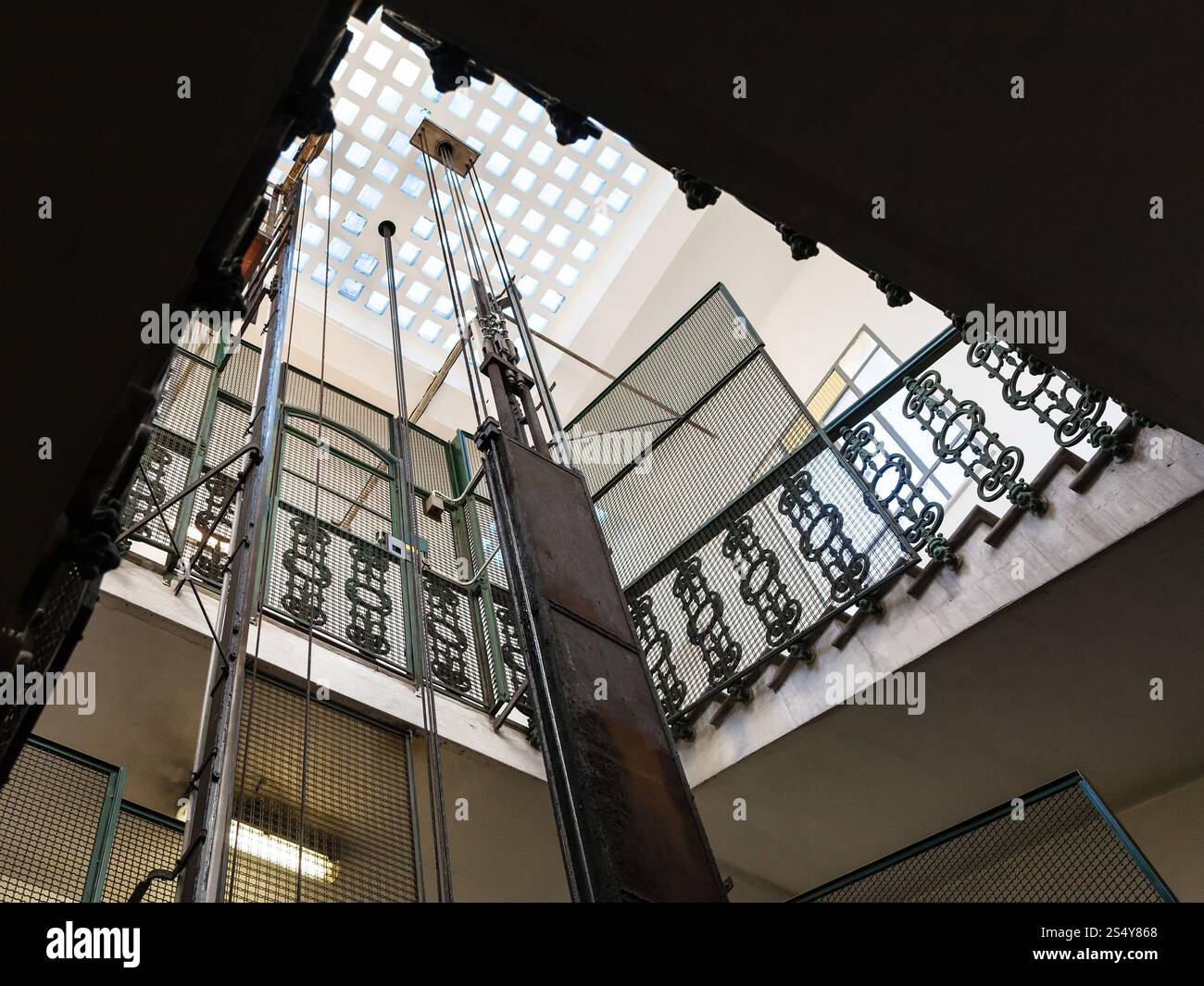 Ascensore albero nel vecchio edificio a più piani in Roma Foto Stock
