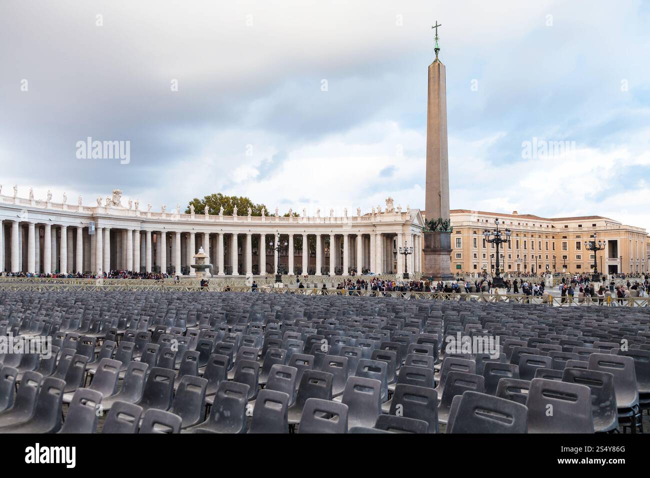 Viaggiare in Italia - Piazza San Pietro (Piazza San Pietro) con sedie e obelisco nella Città del Vaticano in sera Foto Stock