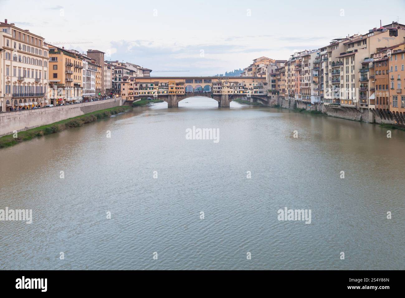 Viaggiare in Italia - Fiume Arno con Ponte Vecchio a Firenze città nel crepuscolo serale Foto Stock