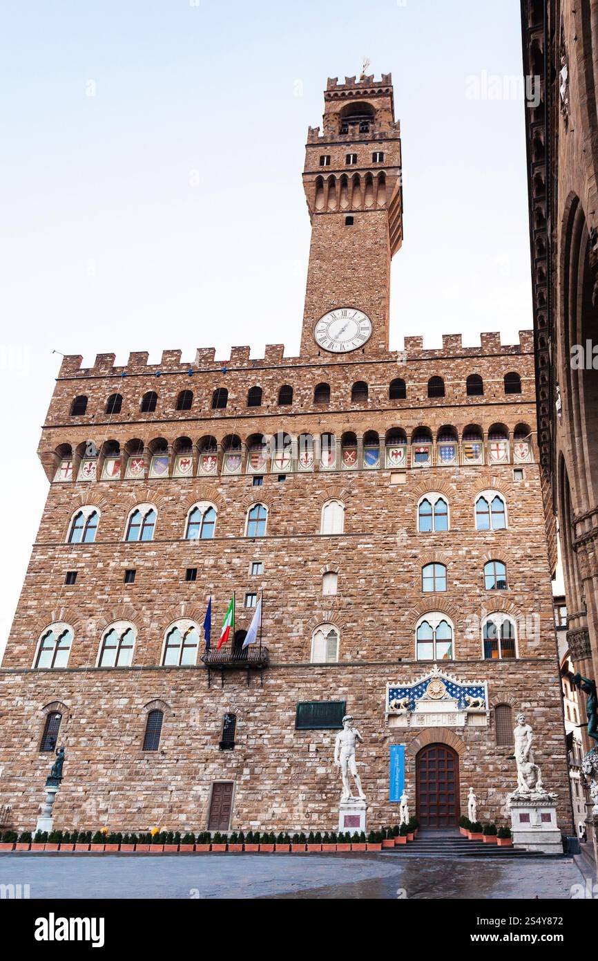 Vista del Palazzo Vecchio (Palazzo Vecchio, Municipio) da Piazza della Signoria a Firenze città in mattina. Foto Stock