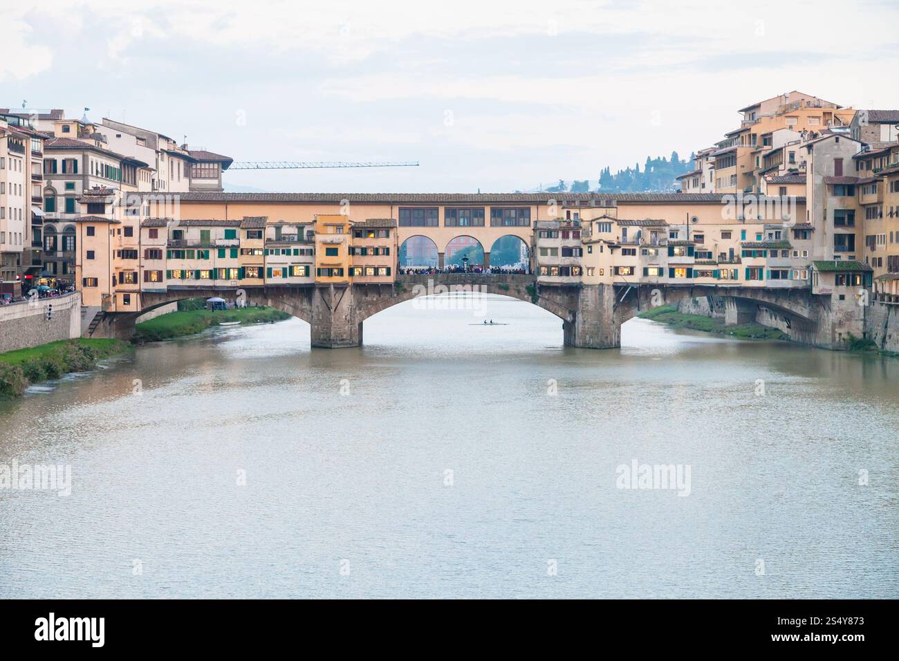 Viaggiare in Italia - vista del Ponte Vecchio sulla riva del fiume Arno a Firenze città nel crepuscolo serale Foto Stock