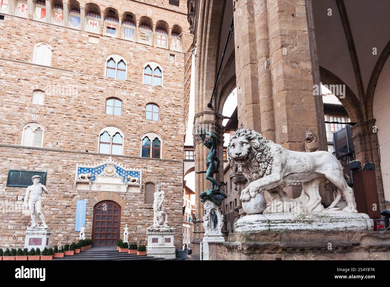 Medici Lion e Perseus statue nella Loggia dei Lanzi e Palazzo Vecchio (Municipio) su Piazza della Signoria a Firenze città in mattina. Foto Stock