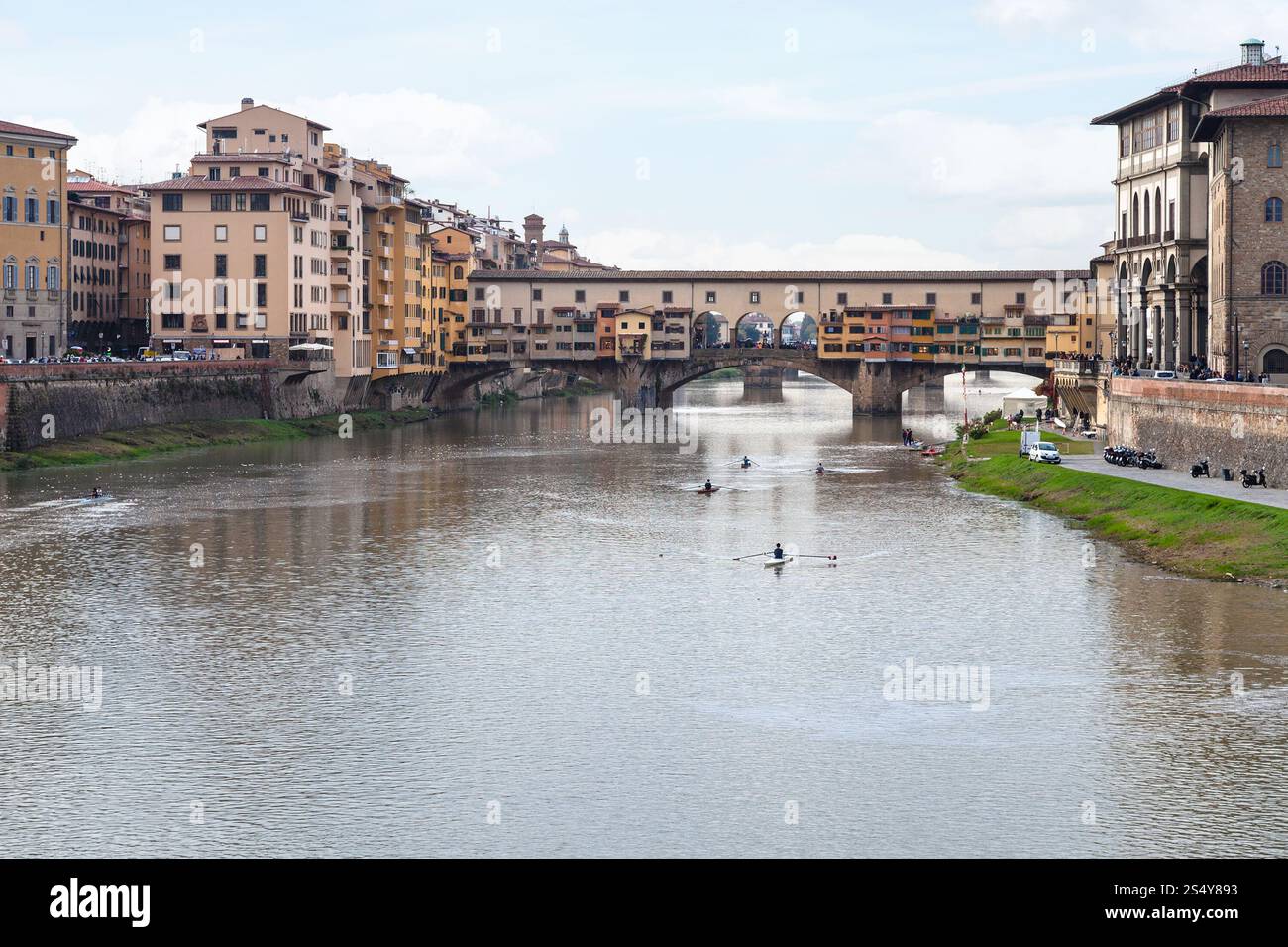 Viaggiare in Italia - vista del Ponte Vecchio sulla riva del fiume Arno a Firenze città in serata autmun Foto Stock