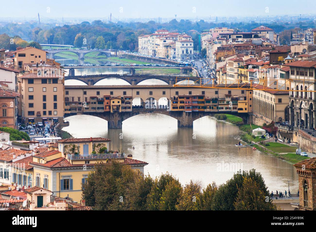Viaggiare in Italia - sopra la vista del ponte vecchio sul fiume Arno nella città di Firenze dal Piazzale Michelangelo nella serata di autunno Foto Stock