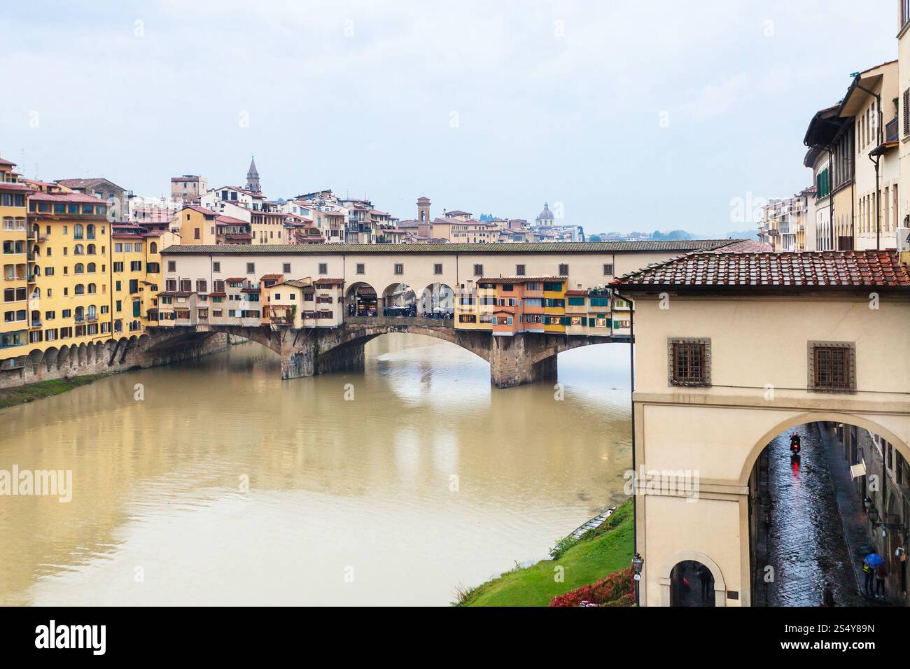 Viaggiare in Italia - vista del Ponte Vecchio e sul fiume Arno a Firenze città in autunno Rainy day Foto Stock