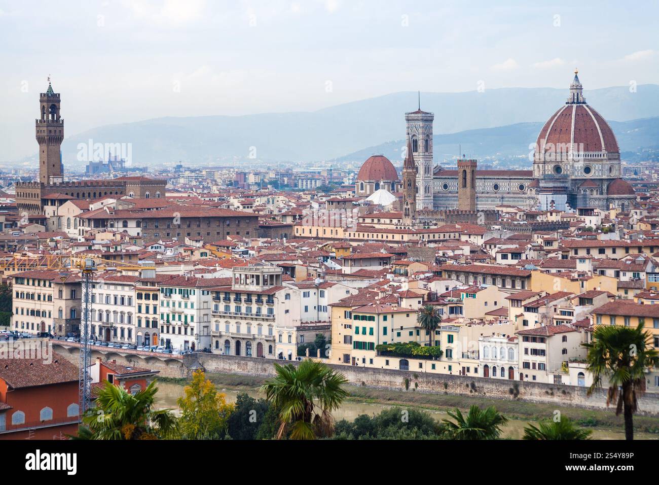 Viaggiare in Italia - Vista del centro storico della città di Firenze dal Piazzale Michelangelo nella serata di autunno Foto Stock