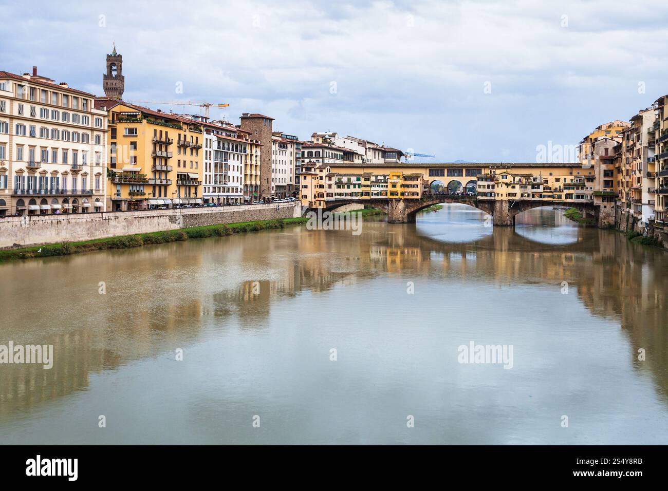 Viaggiare in Italia - vista del Ponte Vecchio oltre il fiume Arno Firenze città in autunno Rainy day Foto Stock