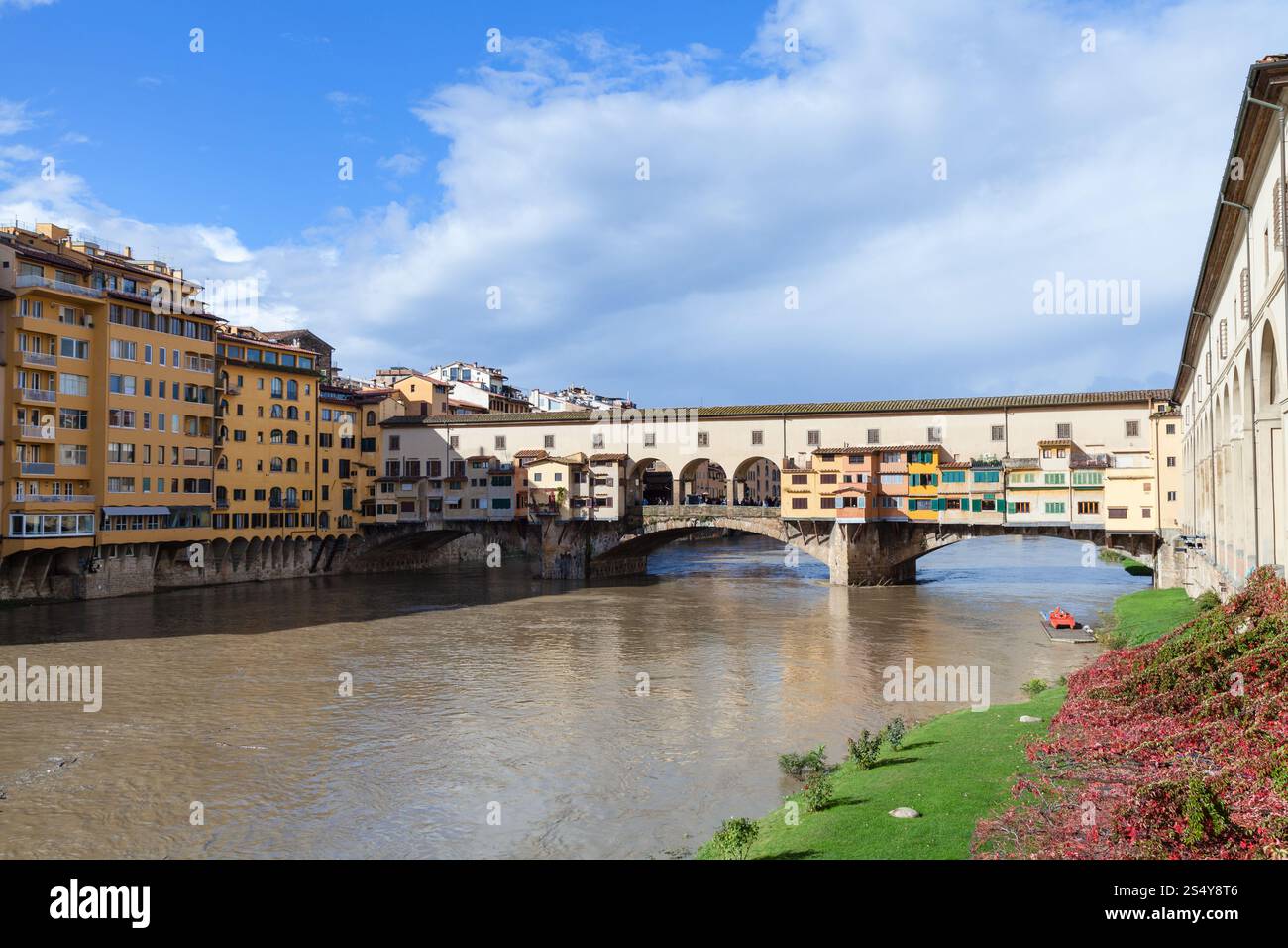 Viaggiare in Italia - Ponte Vecchio oltre il fiume Arno in Firenze città nella soleggiata giornata autunnale Foto Stock
