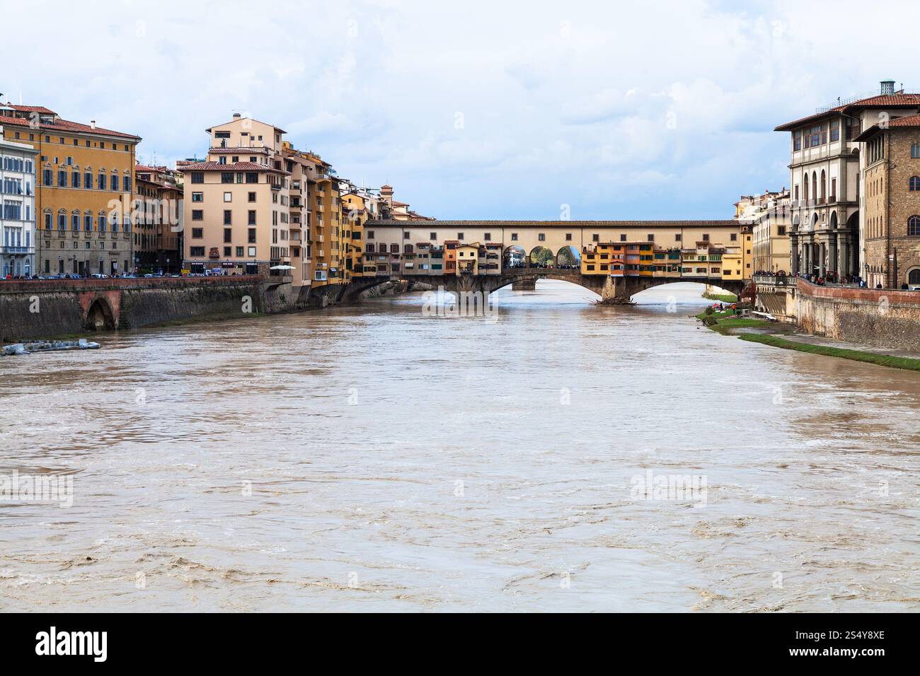 Viaggiare in Italia - acqua marrone del fiume Arno e la vista del Ponte Vecchio a Firenze città in autunno Foto Stock