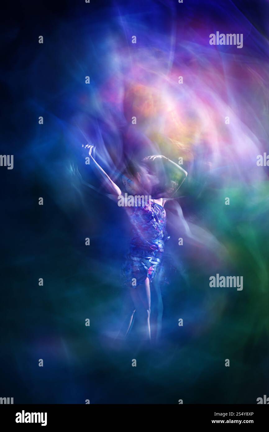 Proiezioni brillanti di movimenti femminili di danza gracile in colori vivaci, realizzate con più livelli di esposizione ed effetti di oscillazione della luce. Foto Stock