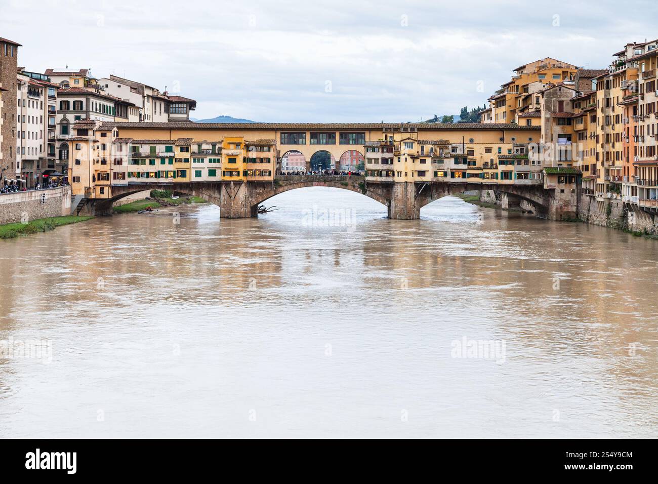 Viaggiare in Italia - acqua fangosa del fiume Arno e la vista del Ponte Vecchio a Firenze città in autunno Foto Stock