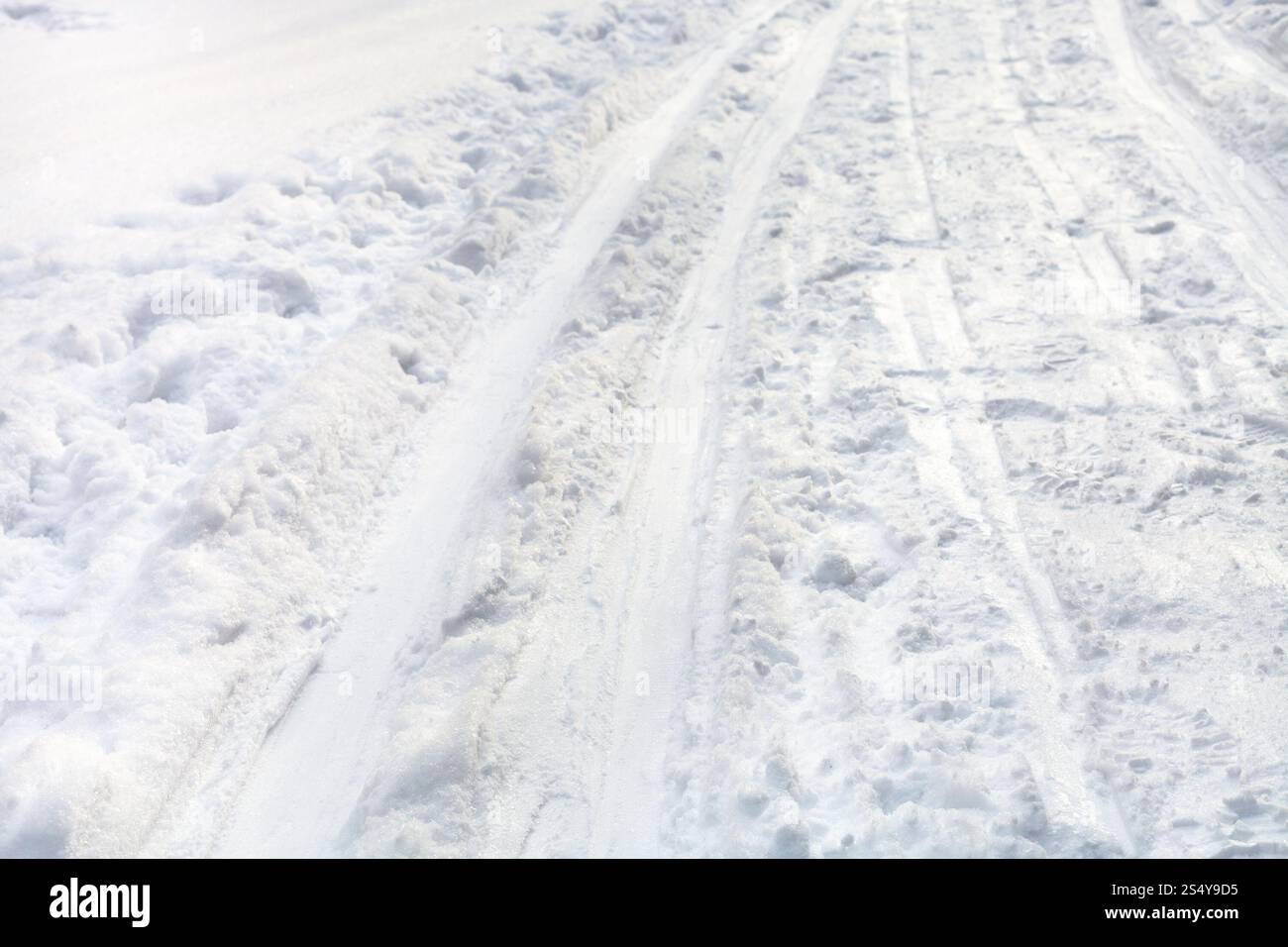Piste da sci sul campo nevoso in giornata invernale Foto Stock