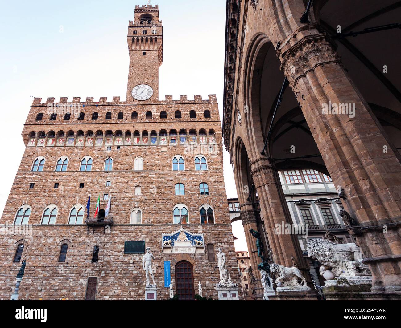 Viaggiare in Italia - Facciata di Palazzo Vecchio (Palazzo Vecchio, Municipio) e Loggia dei Lanzi a Firenze città in mattinata Foto Stock
