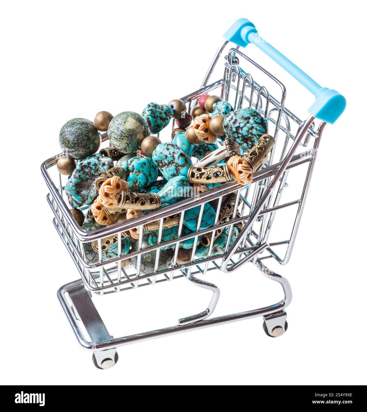 Carrello della spesa con collana da gemma Pietre isolati su sfondo bianco Foto Stock