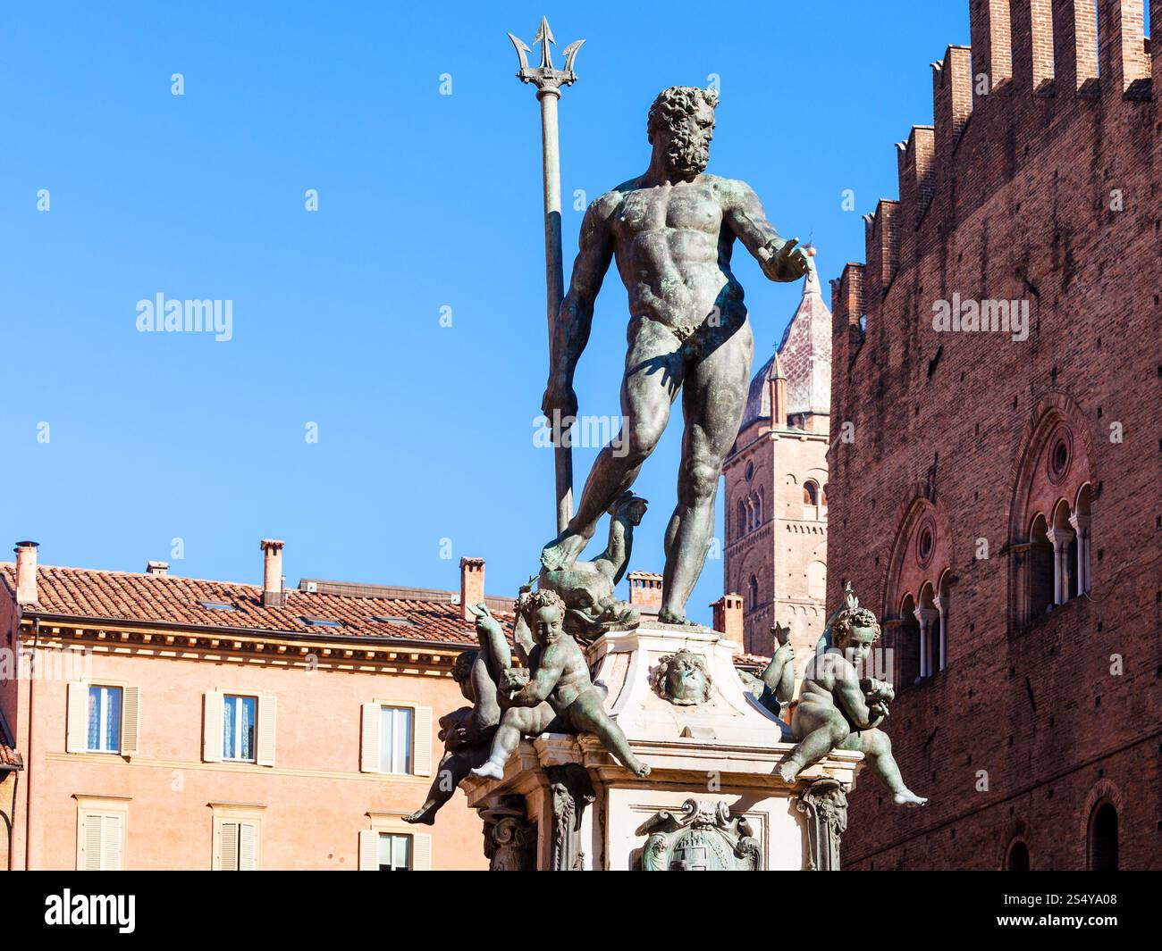 Viaggio in Italia - la figura del Nettuno nella città di Bologna nella giornata di sole Foto Stock