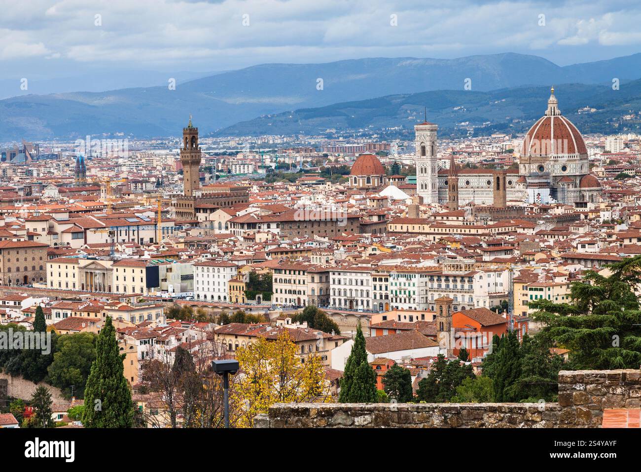Viaggiare in Italia - lo skyline del centro cittadino di Firenze da San Miniato al Monte in autunno Foto Stock