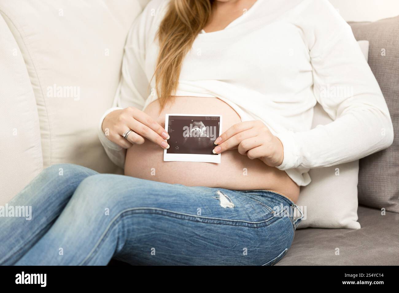 Foto ravvicinata di una donna incinta che posa con ecografia Foto Stock