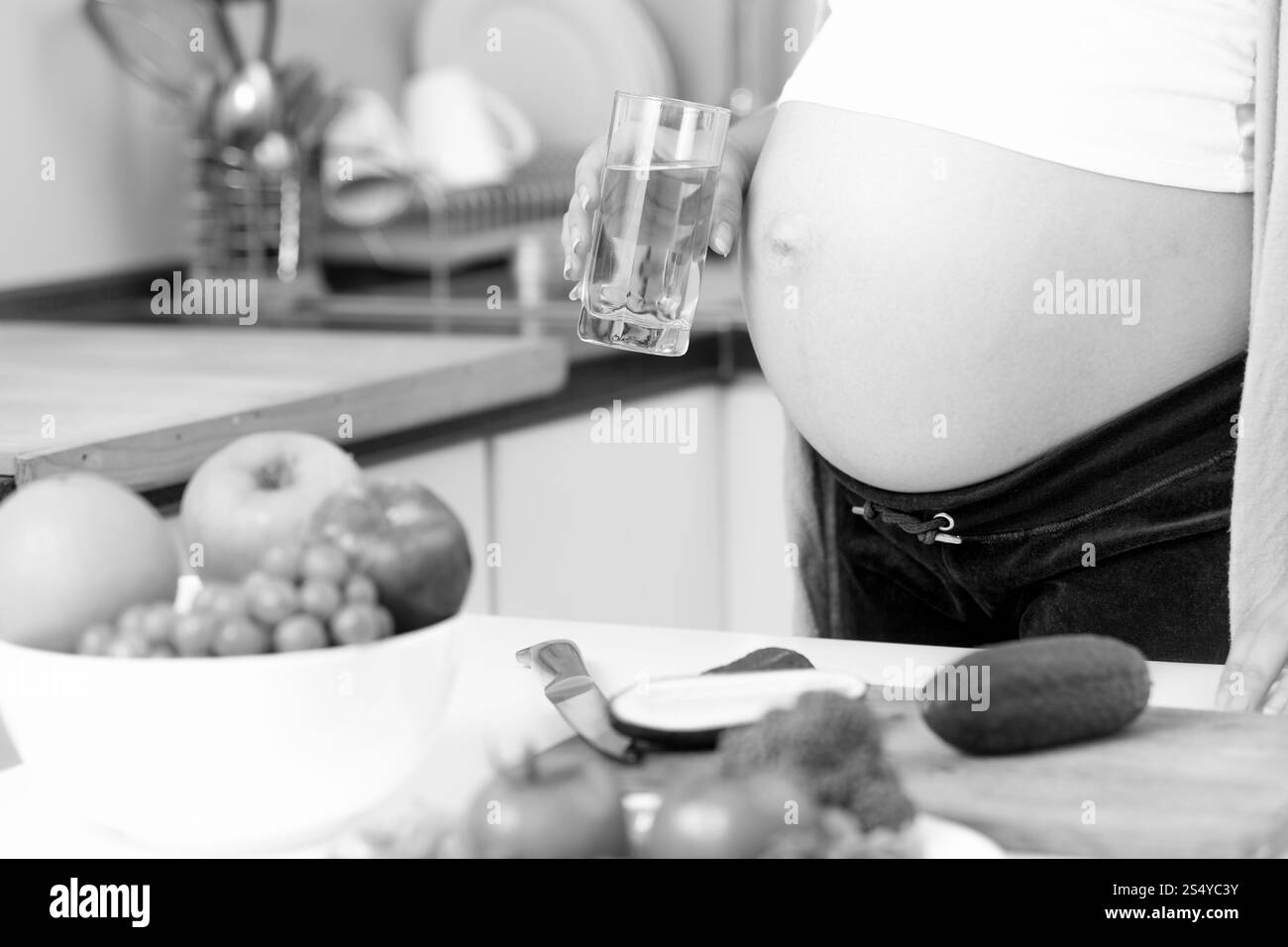 Foto concettuale nera e bianca di nutrizione sana per le donne incinte Foto Stock