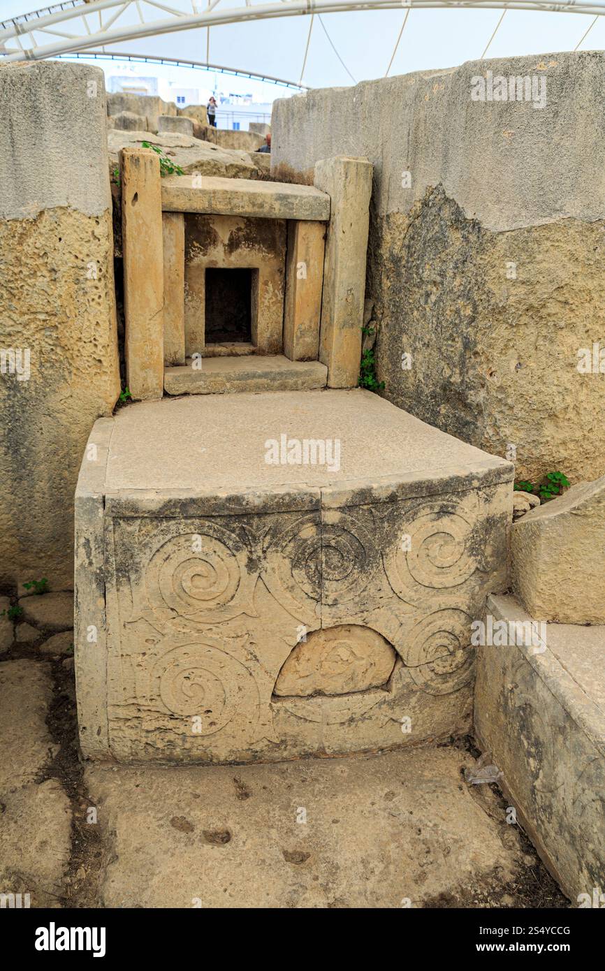 Blocco d'altare con disegni a spirale e camera nascosta, templi a Tarxien, Malta Foto Stock