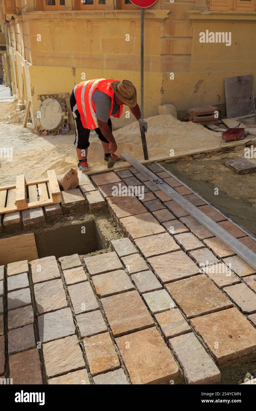Posa di blocchi di pavimentazione, Victoria, Gozo Foto Stock