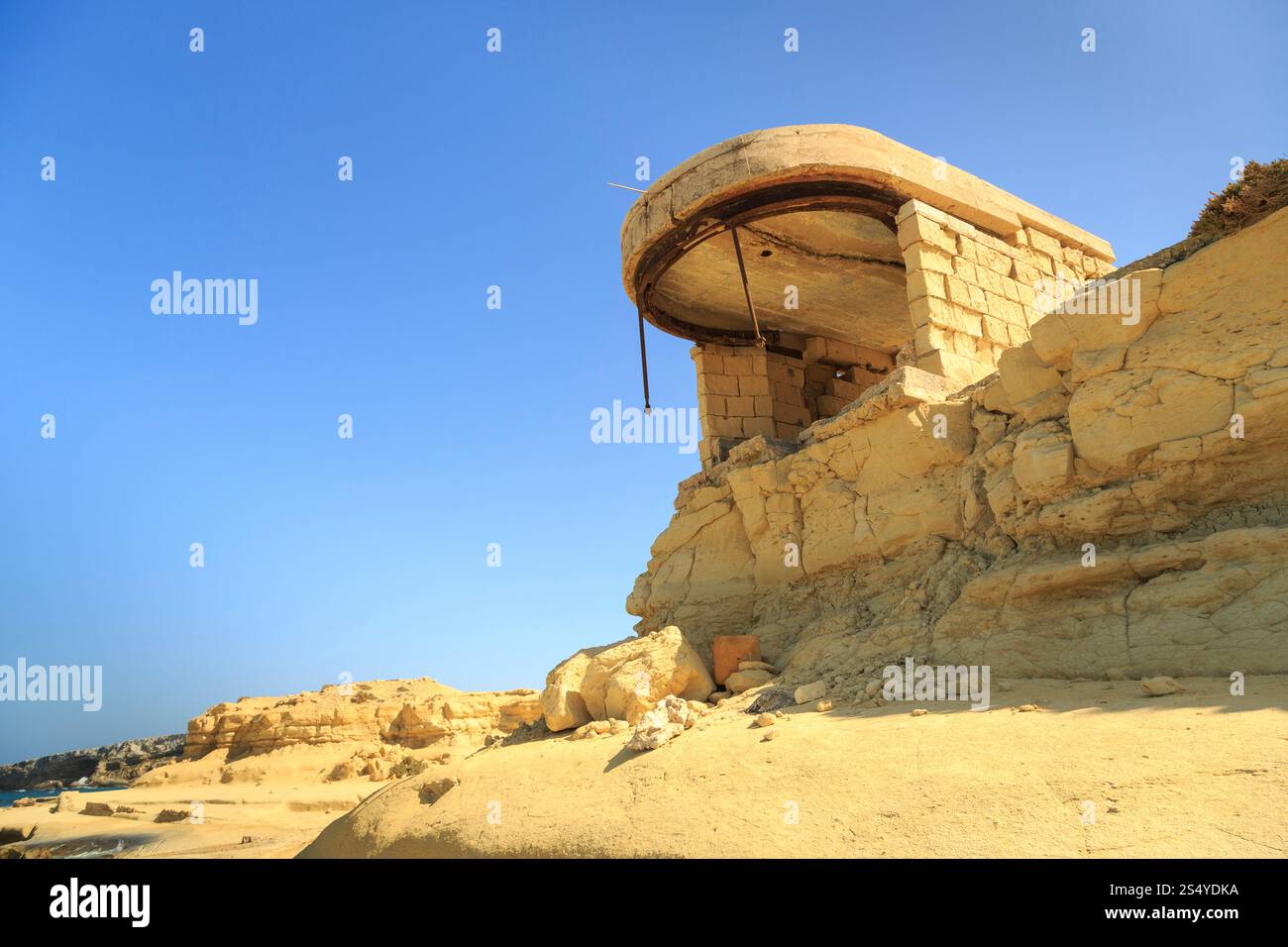 Spazzato dal vento i resti erosi di una seconda messa in posa della guerra mondiale sulla costa di tal Blata, Malta Foto Stock