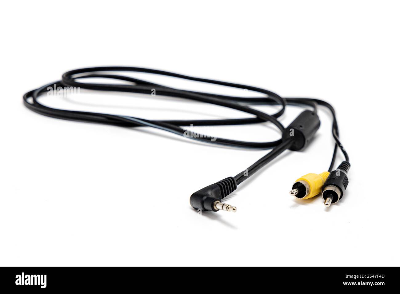 Cavo nero lungo con connettori chinch all'estremità di un lato e mini-jack sull'altro lato Foto Stock