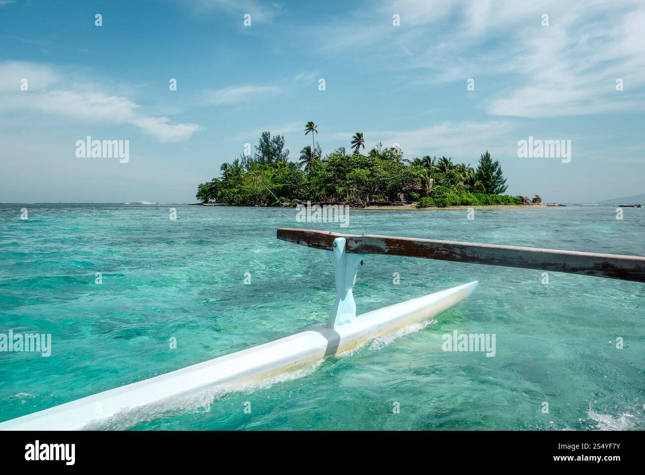 Pirogue sulla strada per il paradiso dell'atollo tropicale nella laguna di Moorea Island. Polinesia francese. Pirogue sulla strada per il paradiso dell'atollo tropicale a Moorea Foto Stock