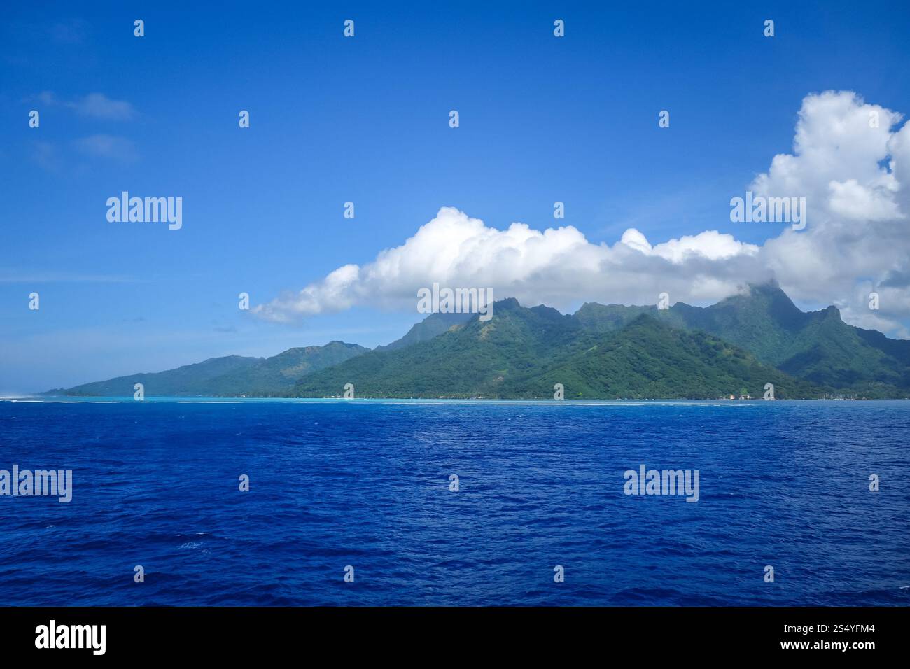 Isola di Moorea e paesaggio lagunare dell'oceano Pacifico. Polinesia francese. Isola di Moorea e paesaggio lagunare dell'oceano pacifico Foto Stock
