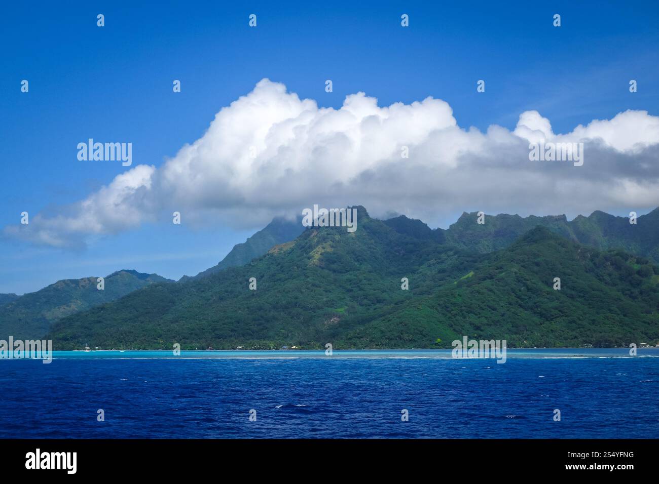 Isola di Moorea e paesaggio lagunare dell'oceano Pacifico. Polinesia francese. Isola di Moorea e paesaggio lagunare dell'oceano pacifico Foto Stock