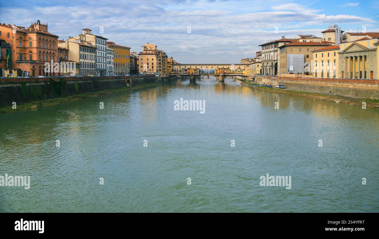 Viaggiare in Italia - vista panoramica sul fiume Arno con Ponte Vecchio a Firenze città nella soleggiata giornata invernale Foto Stock