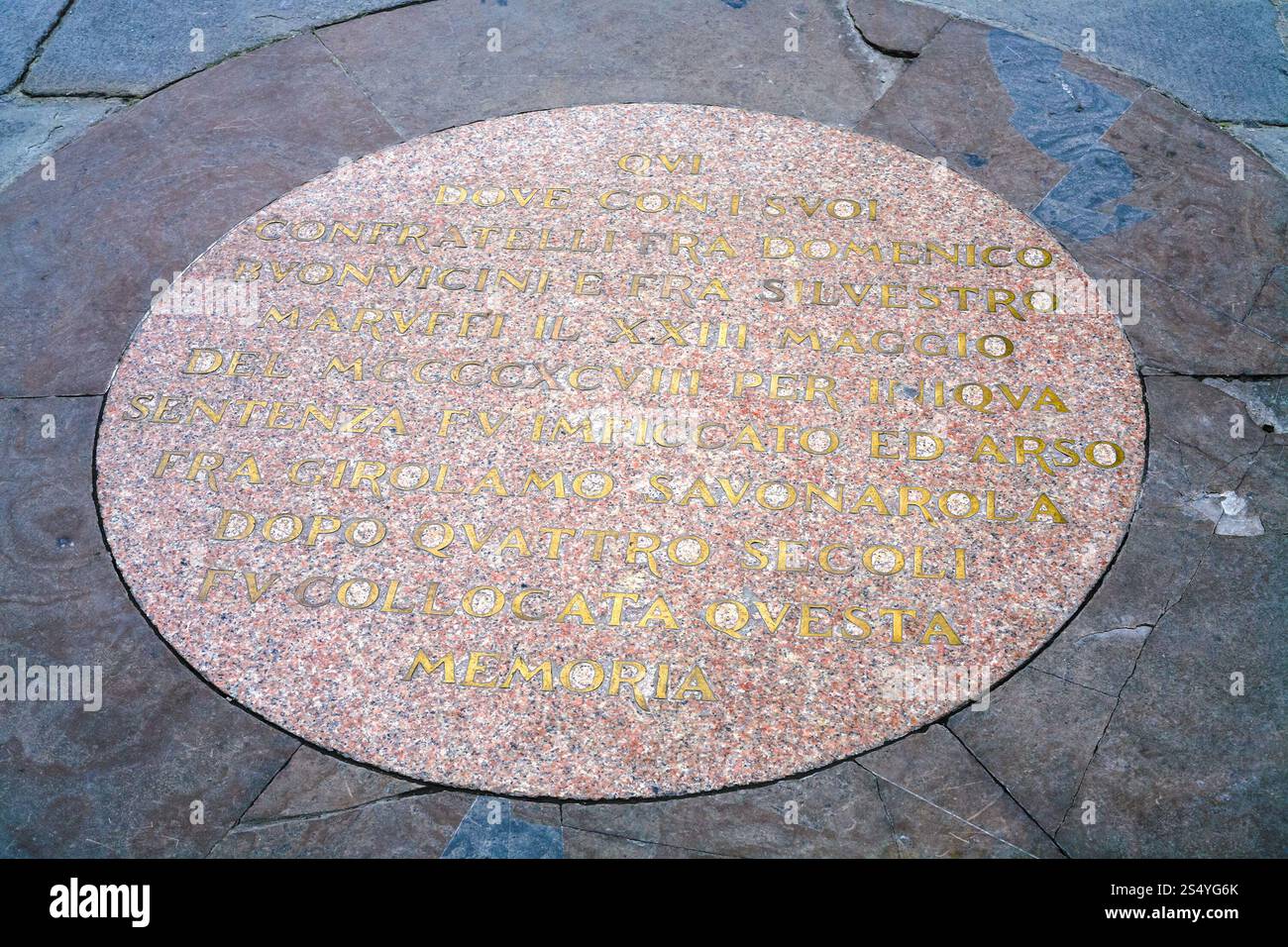 Viaggio in Italia - targa sul marciapiede dove il frate domenicano italiano Savonarola è stato bruciato in Piazza della Signoria a Firenze il 23 maggio Foto Stock