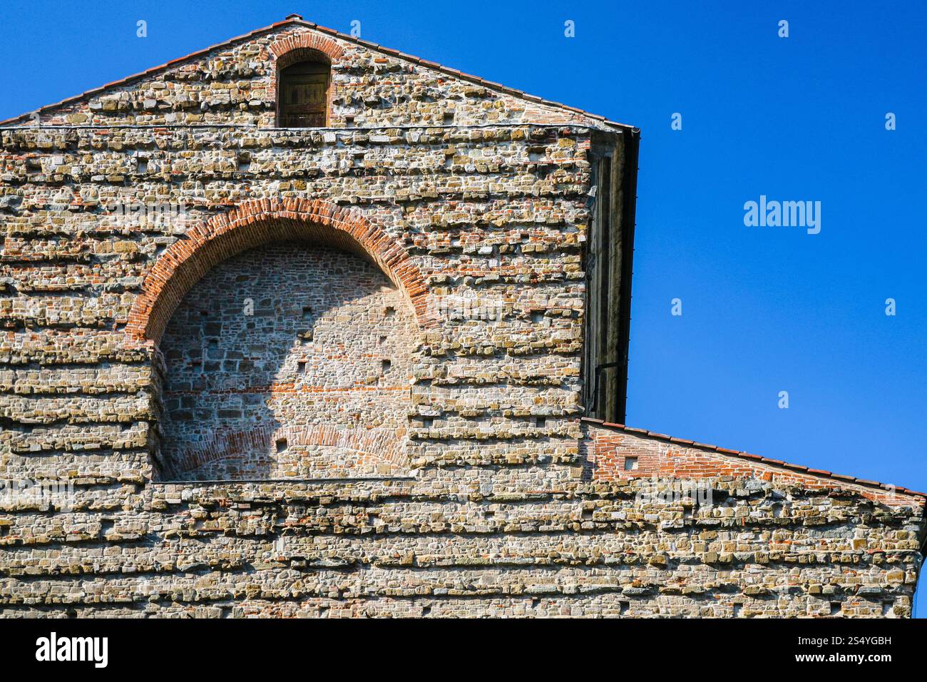 Viaggiare in Italia - facciata in pietra della vecchia casa medioevale nella città di Firenze nella soleggiata giornata invernale Foto Stock