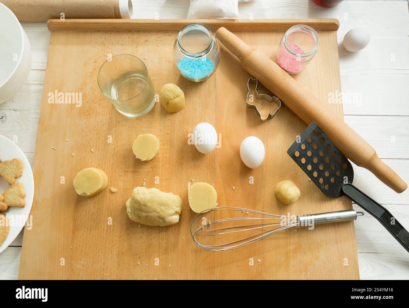 Vista dall'alto sugli utensili da cucina e sull'impasto Foto Stock