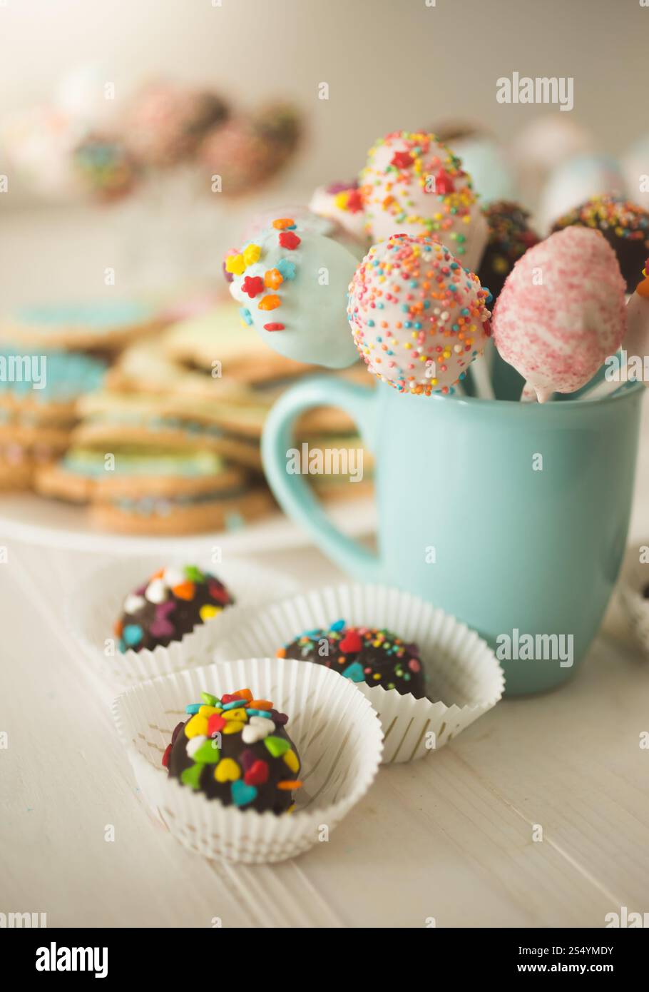 Primo piano di bellissime torte in tazza blu su un tavolo di legno Foto Stock