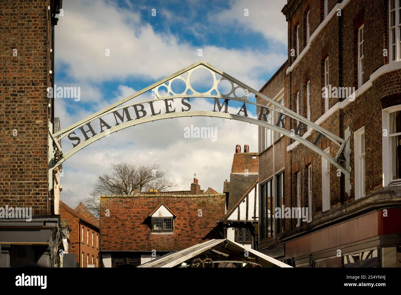 Ingresso al mercato di Shambles visto da Parliament Street a York. Foto Stock