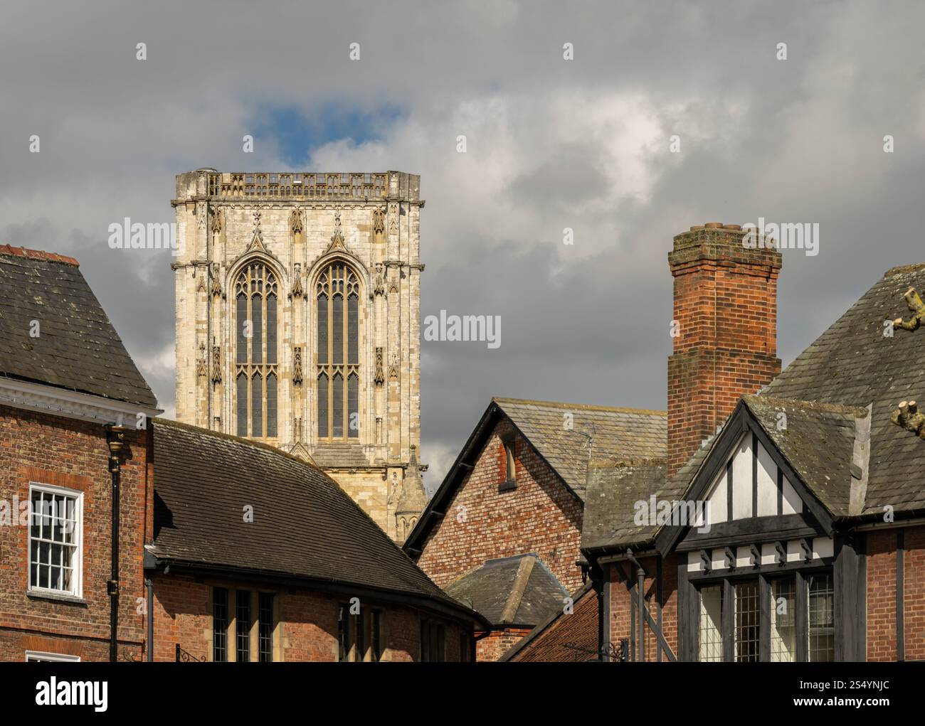 Torre centrale di York Minster vista da St Sampson's nel centro di York, Foto Stock