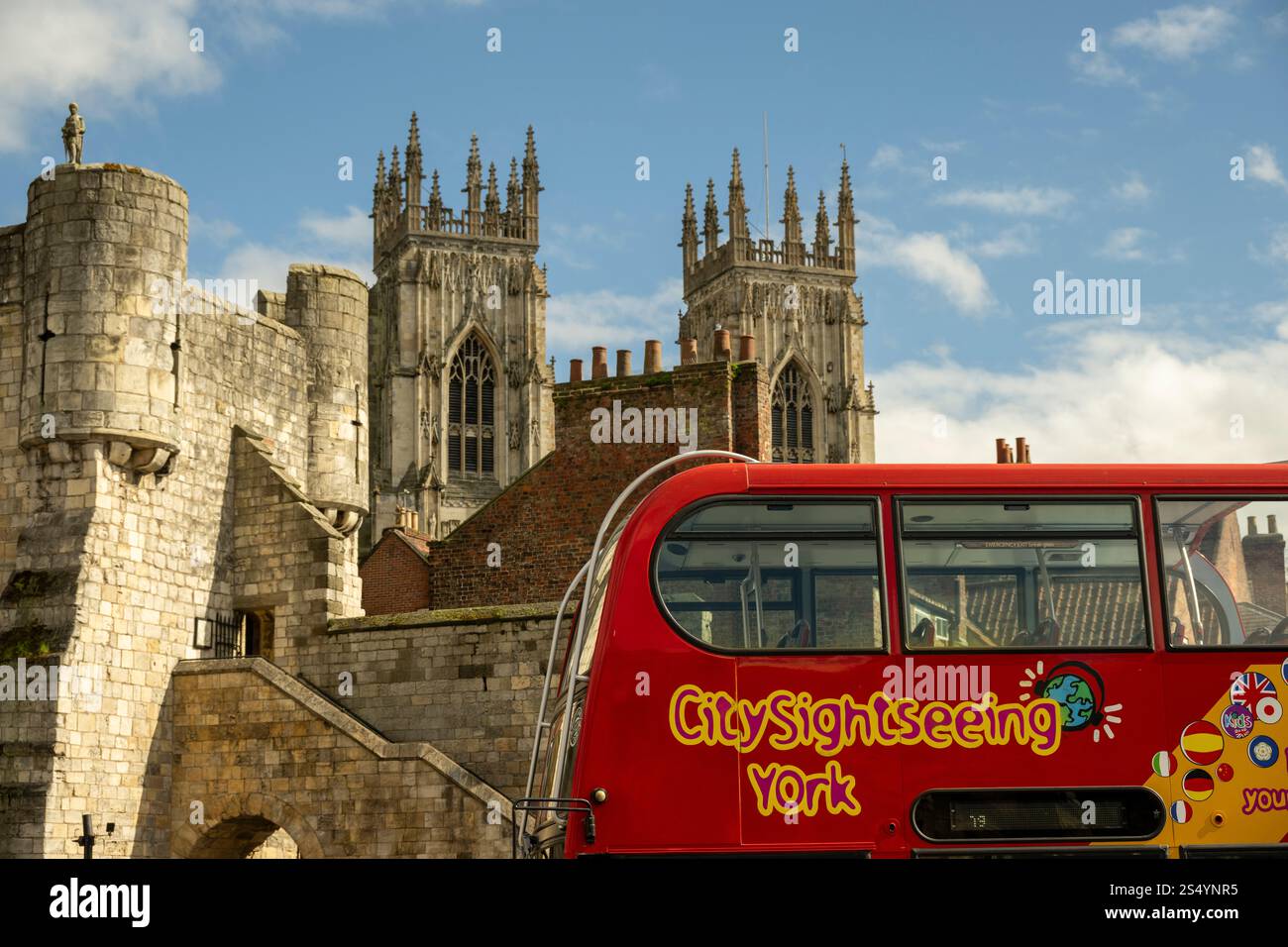 Autobus scoperto Red City Sightseeing con York Minster sullo sfondo. York, Foto Stock