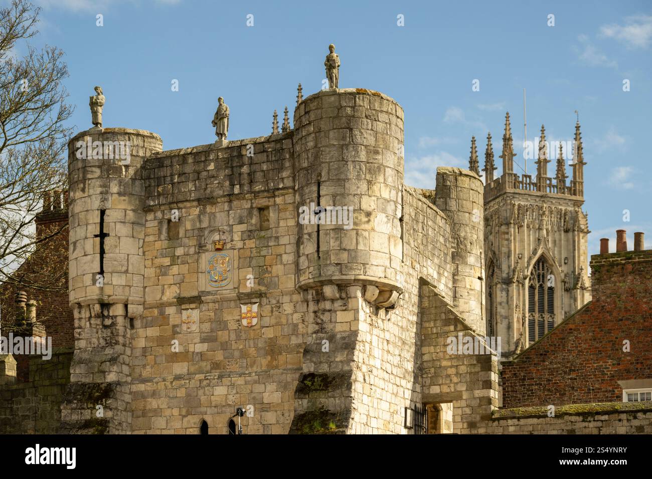 Bootham Bar con York Minster in lontananza visto contro un cielo blu in una giornata di sole. York. REGNO UNITO Foto Stock
