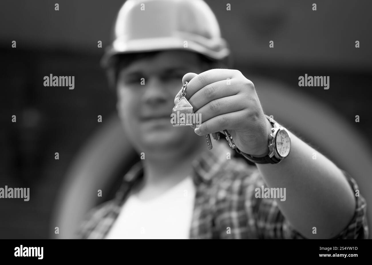 Foto in bianco e nero del direttore dell'edificio che consegna le chiavi della nuova casa Foto Stock