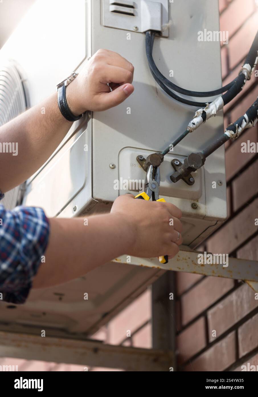 Primo piano dei tubi di collegamento dei lavoratori all'impianto di climatizzazione Foto Stock
