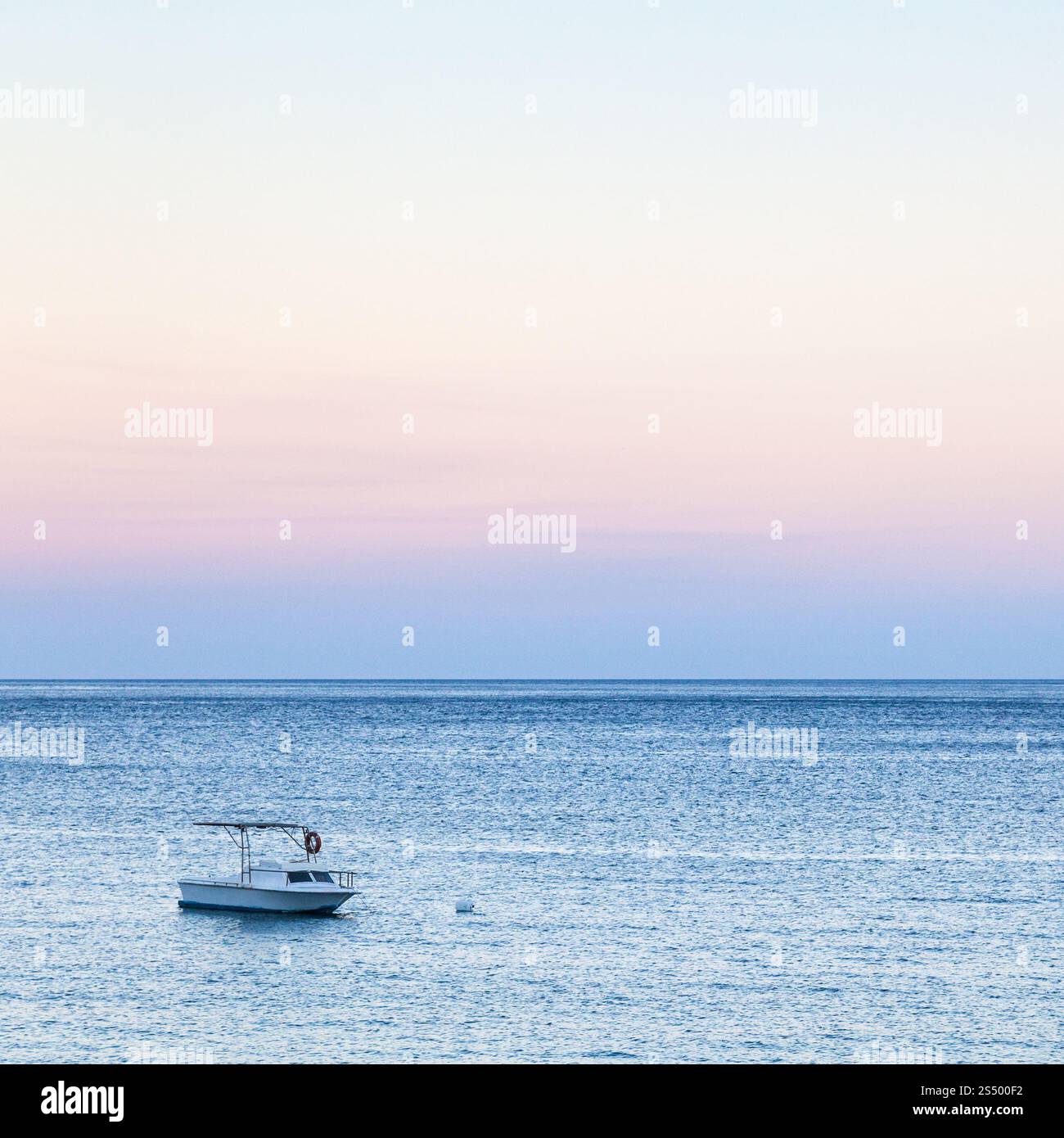 Viaggio in Sicilia, Italia - Vista della barca su acque blu del Mar Ionio vicino a Giardini Naxos in blu e rosa crepuscolo estivo Foto Stock