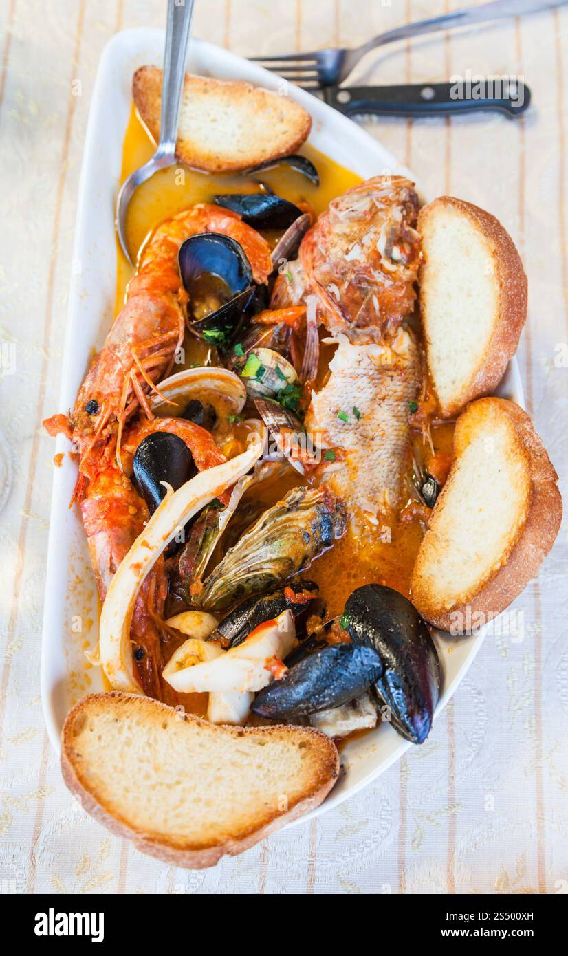 Prodotti tipici italiani - coppa con la zuppa di pesce con frutti di mare nel ristorante siciliano Foto Stock