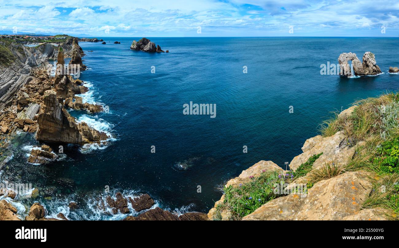Paesaggio costiero dell'oceano Atlantico (vicino a Arnia Beach, Spagna). Due scatti consentono di unire il panorama. Foto Stock