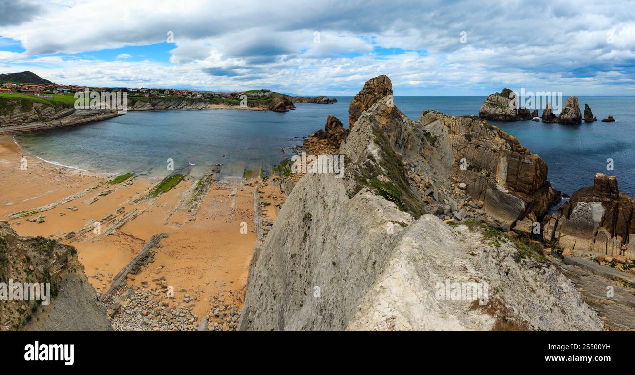 Arnia Beach (Spagna). Oceano atlantico costiera paesaggio. Due colpi stitch panorama. Foto Stock
