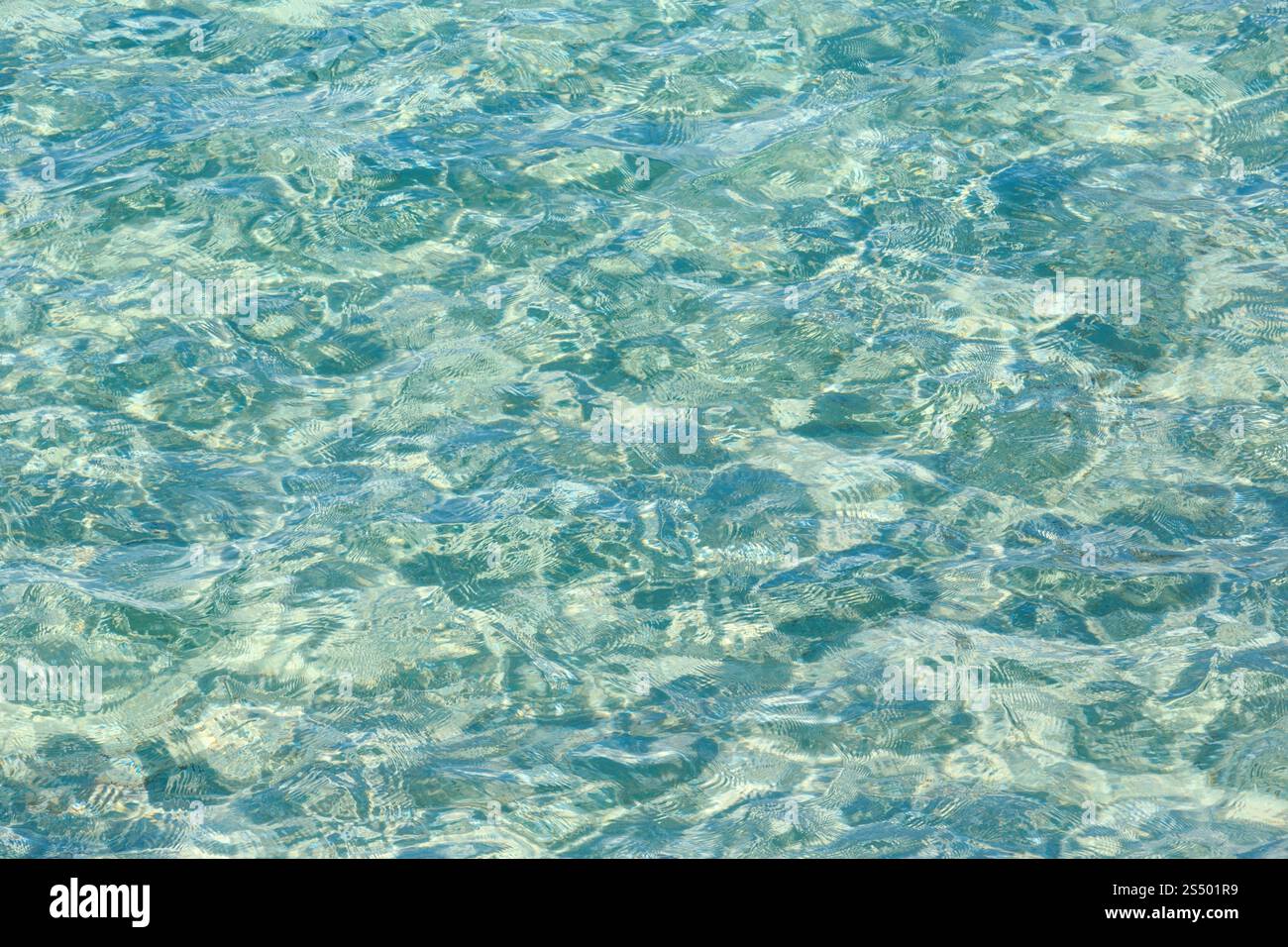 Mare blu dell'acqua che scorre la superficie con onde e sole luccica. Abstract la configurazione di sfondo. Foto Stock