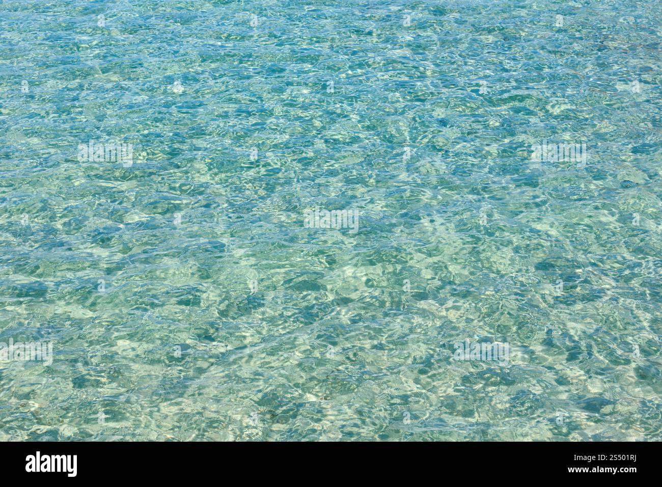 Mare blu dell'acqua che scorre la superficie con onde e sole luccica. Abstract la configurazione di sfondo. Foto Stock