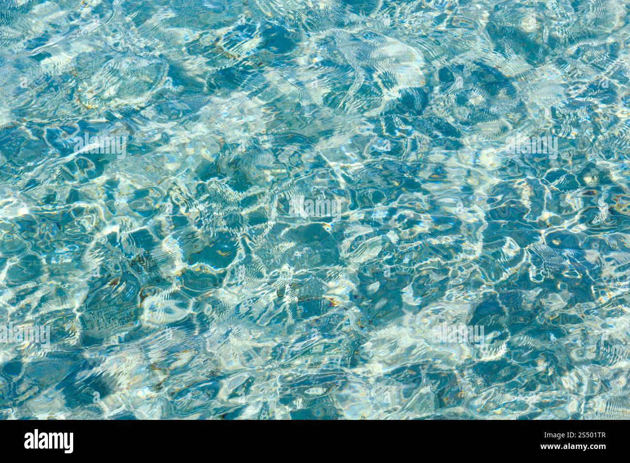 Mare blu dell'acqua che scorre la superficie con onde e sole luccica. Abstract la configurazione di sfondo. Foto Stock