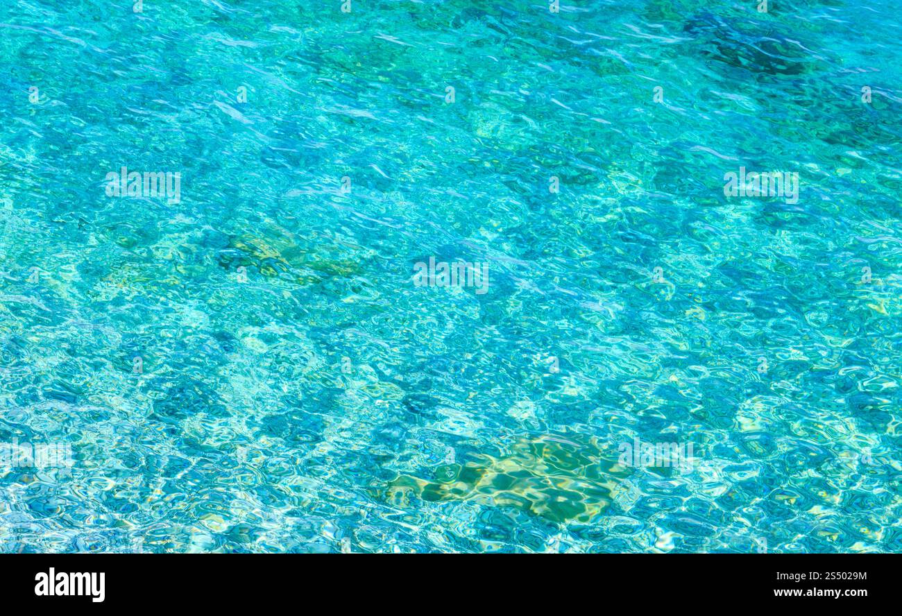 Mare blu dell'acqua che scorre la superficie con onde e sole luccica. Abstract la configurazione di sfondo. Foto Stock