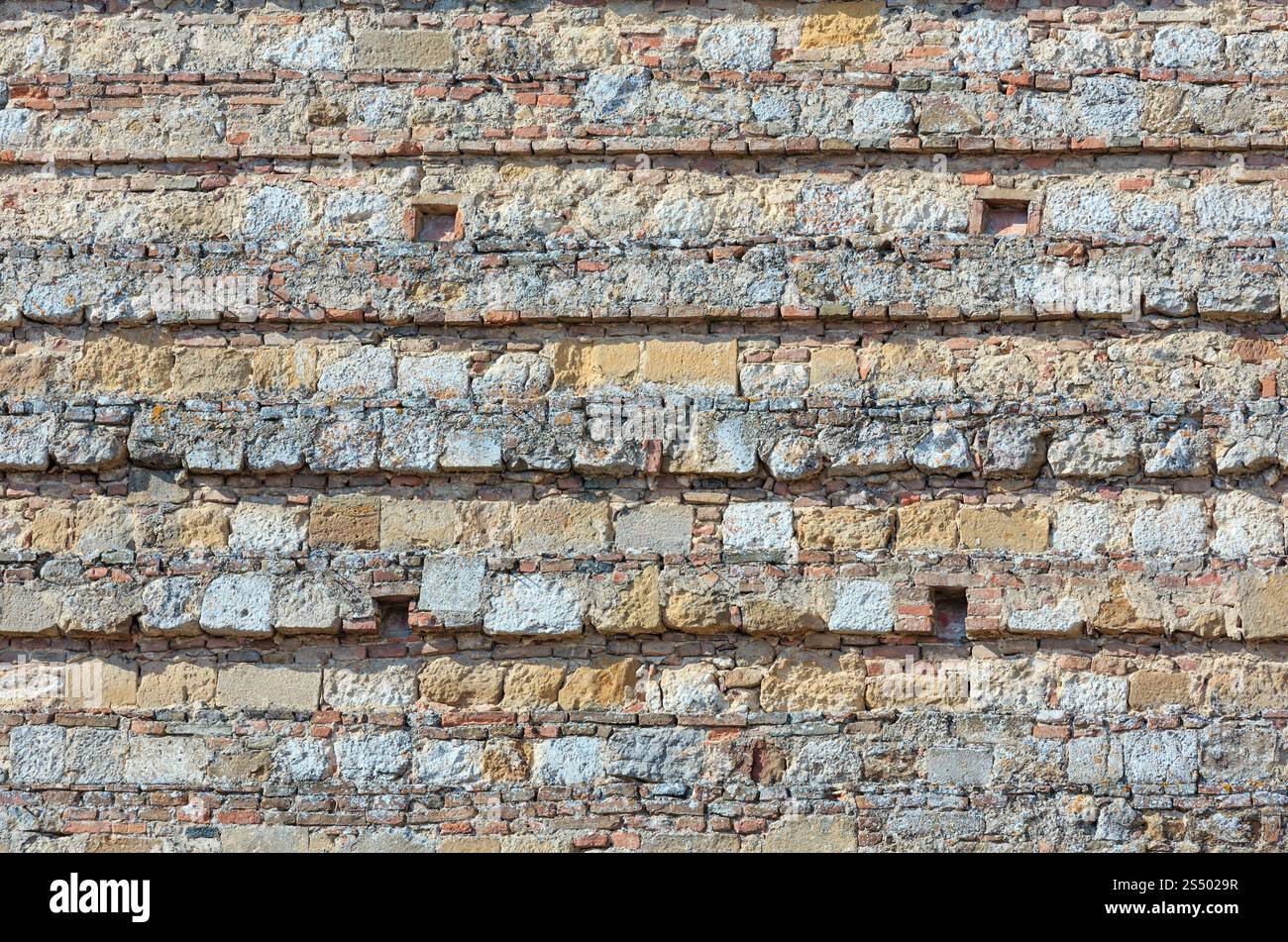 Frammento del vecchio muro di pietra closeup (sfondo architettonico pattern). Foto Stock