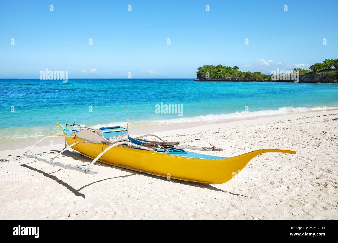 Bangka su una spiaggia, isola di Malapascua, Filippine. Foto Stock